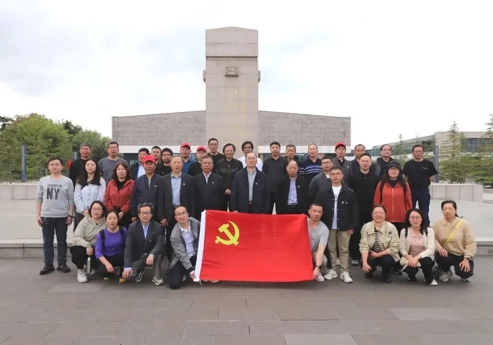 Changshu Polyester Co., Ltd. partijas filiāle organizē Jančenas Jaunās ceturtās armijas memoriālās zāles apmeklējumu